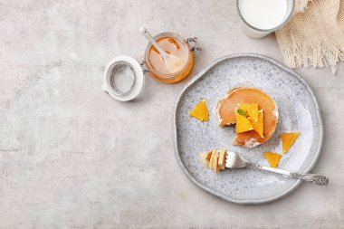 Gri zemin üzerine lezzetli gözleme ile düz yatıyordu kompozisyon