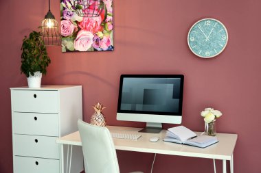 Bilgisayar monitöründe tablo ile şık işyeri iç
