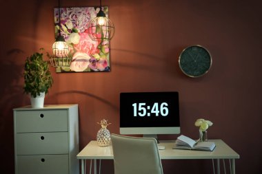 Bilgisayar monitöründe tablo ile şık işyeri iç