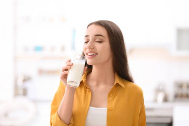 Güzel genç kadın evde süt içme