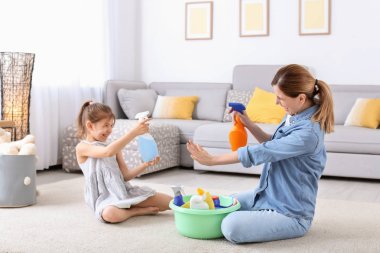 Ev ev kadını ve kızı temizlerken eğleniyor