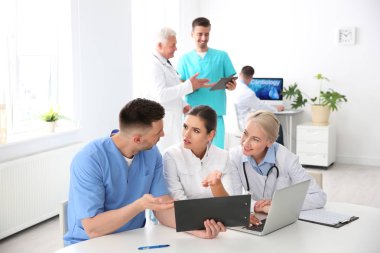 Toplantıya kliniğinde doktorlar grubu. Kardiyoloji Konferansı