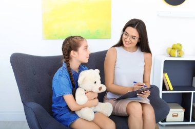 Küçük kız ofiste çalışan çocuk psikologu