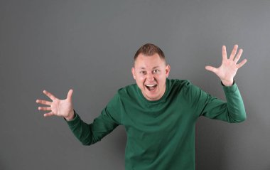 Renkli arka planda yakışıklı bir adamın portresi