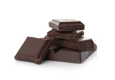 Beyaz arka planda siyah lezzetli çikolata parçaları