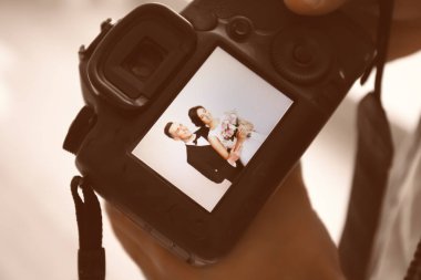 Profesyonel fotoğrafçı bir görüntüde, closeup fotoğraf makinesi ile güzel düğün çifti holding