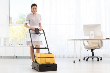 Kadın işçi ile zemin temizleme makinesi kapalı