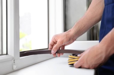 Mühürleme köpük bandı pencere kapalı koyarak inşaat işçisi