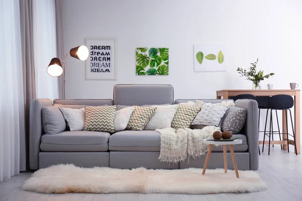 Schönes Interieur Mit Bequemem Sofa — Stockfoto