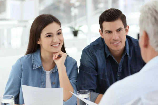 Junges Paar Diskutiert Rentenplan Mit Erfahrenem Berater Büro — Stockfoto
