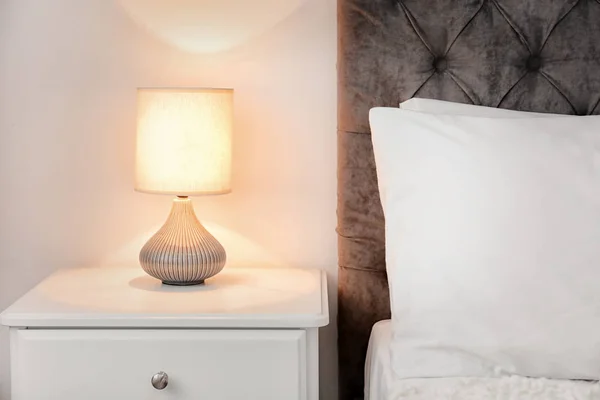 Lampa Sängbord Moderna Hotellrum — Stockfoto