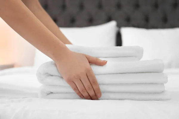 Chambermaid Stack Towels Bed Hotel Room — Stock Photo, Image