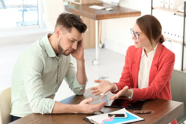 Homem Consultoria Com Mulher Escritório — Fotografia de Stock