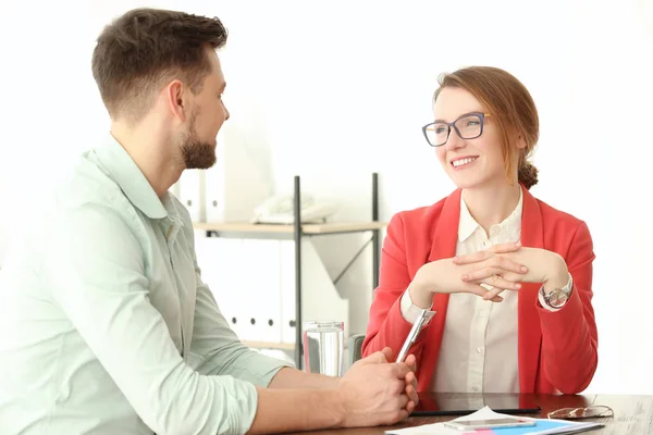 Homem Consultoria Com Mulher Escritório — Fotografia de Stock