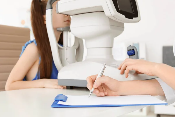 Oftalmólogo Examinando Niña Clínica — Foto de Stock