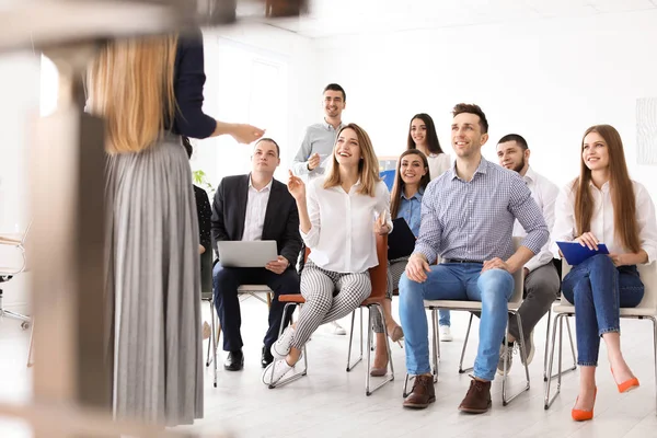 Jóvenes Con Formación Empresarial Cargo — Foto de Stock