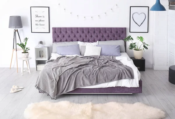 快適な柔らかいベッドとベッドルームのインテリア — ストック写真