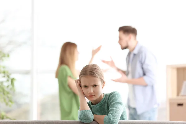 Маленька Нещасна Дівчинка Сидить Дивані Батьки Сперечаються Вдома — стокове фото