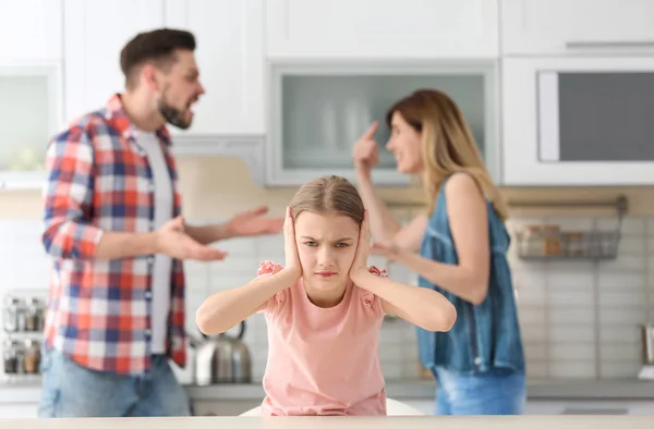 Little Unhappy Girl Sitting Table While Parents Arguing Kitchen — Stock Photo, Image