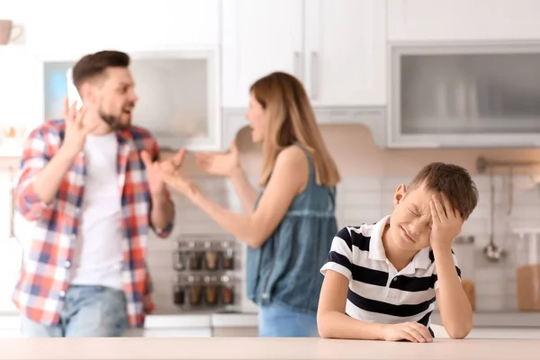 Kleiner Unglücklicher Junge Sitzt Tisch Während Eltern Über Küche Streiten — Stockfoto