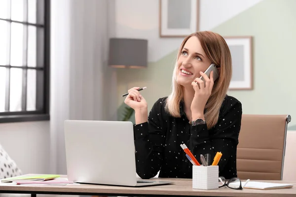 Mujer Joven Hablando Por Teléfono Mientras Trabaja Con Ordenador Portátil —  Fotos de Stock