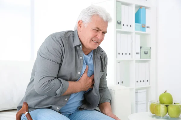 Senior Man Having Heart Attack Sofa — Stock Photo, Image