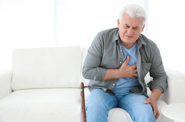 Hombre Mayor Teniendo Ataque Corazón Sofá — Foto de Stock