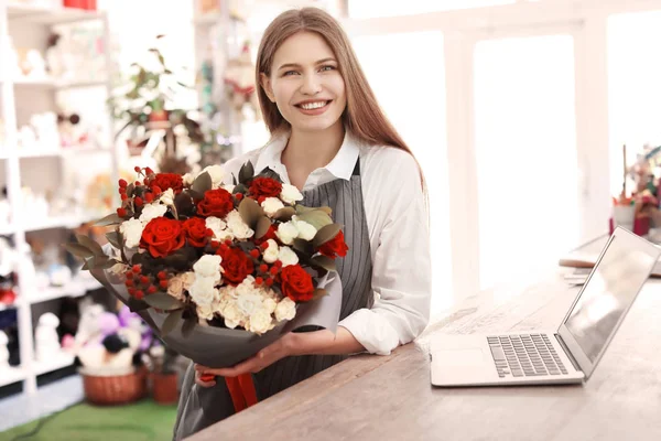 Kwiaciarnia Kobieta Trzyma Bukiet Kwiatów Miejscu Pracy — Zdjęcie stockowe
