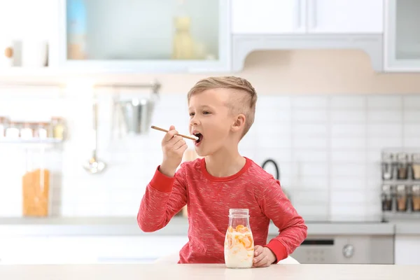 Liten Pojke Med Yoghurt Köket — Stockfoto