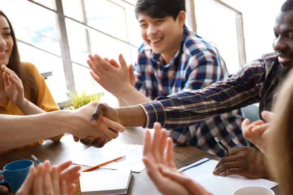 Jonge Mannen Handen Schudden Aan Tafel Eenheid Concept — Stockfoto