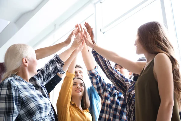 Mensen Handen Samenstellen Binnenshuis Eenheid Concept — Stockfoto