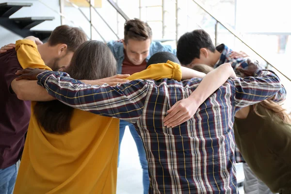 Mensen Staan Samen Cirkel Binnenshuis Eenheid Concept — Stockfoto