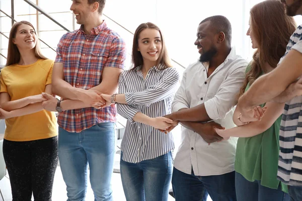 Mensen Hand Hand Een Lichte Achtergrond Eenheid Concept — Stockfoto