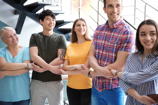 Mensen Hand Hand Een Lichte Achtergrond Eenheid Concept — Stockfoto