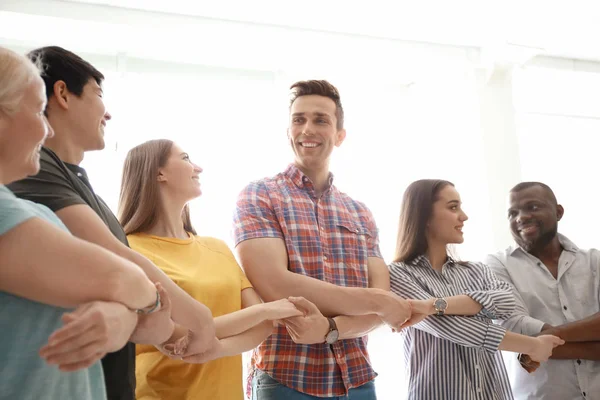 Mensen Hand Hand Een Lichte Achtergrond Eenheid Concept — Stockfoto