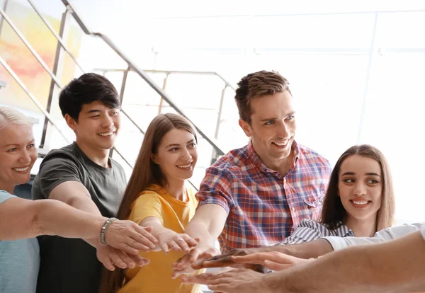 Mensen Handen Samenstellen Binnenshuis Eenheid Concept — Stockfoto