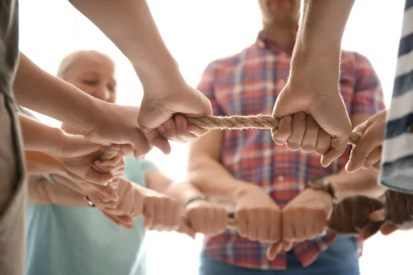 Pessoas Segurando Corda Juntos Fundo Leve Close Mãos Conceito Unidade — Fotografia de Stock