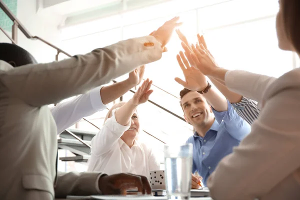 Les Gens Mettent Les Mains Ensemble Intérieur Concept Unité — Photo