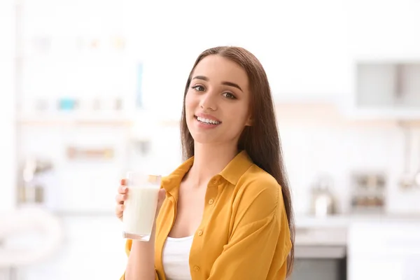 Schöne Junge Frau Trinkt Milch Hause — Stockfoto