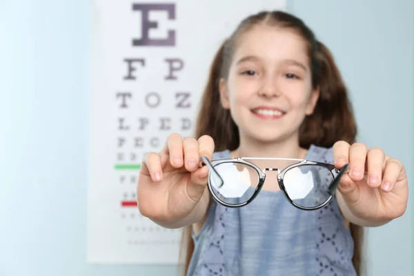 Menina Bonito Com Óculos Escritório Oftalmologista — Fotografia de Stock