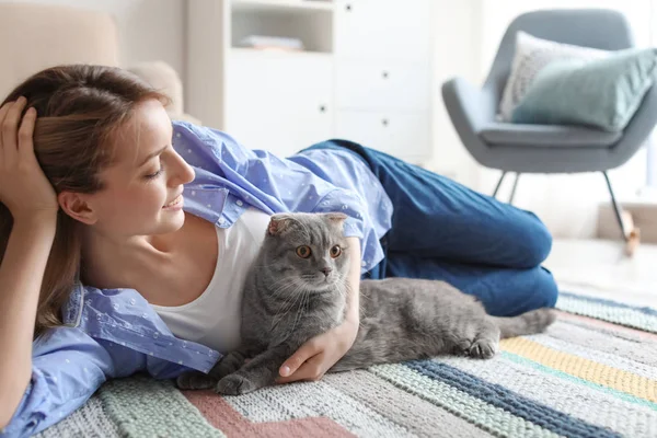 Giovane Donna Con Suo Simpatico Gatto Domestico Sul Pavimento Casa — Foto Stock