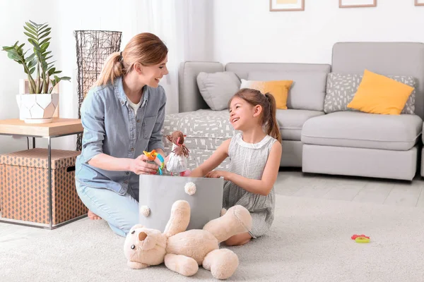 Ama Casa Hija Recogiendo Juguetes Después Jugar Casa —  Fotos de Stock