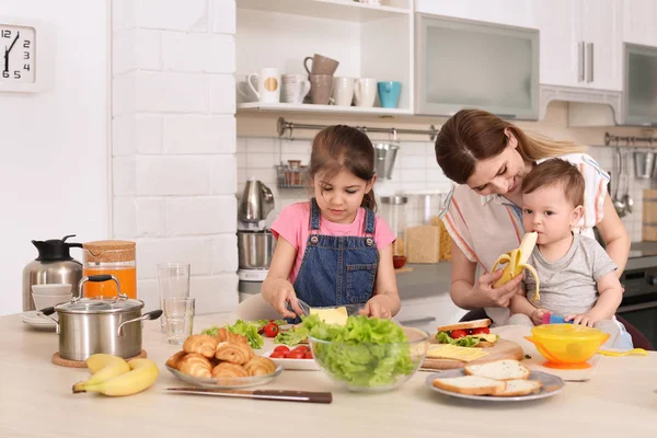 Casalinga Preparare Cena Con Suoi Figli Cucina — Foto Stock