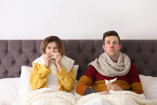 Casal Que Sofre Frio Juntos Cama — Fotografia de Stock