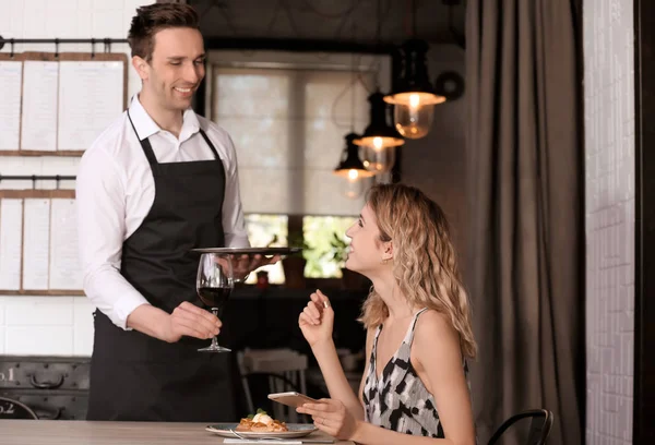 Garçom Jovem Servindo Vinho Cliente Restaurante — Fotografia de Stock