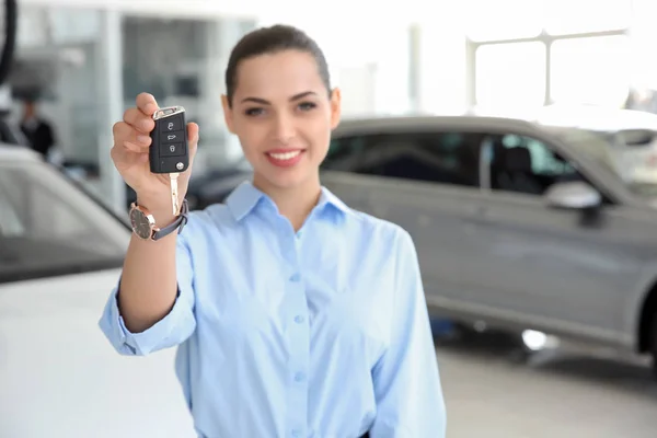 Jovem Vendedora Com Chave Carro Local Trabalho — Fotografia de Stock