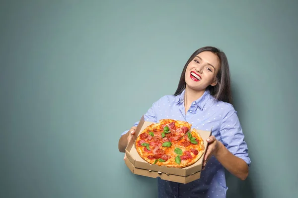 Jovem Atraente Com Deliciosa Pizza Fundo Cor — Fotografia de Stock