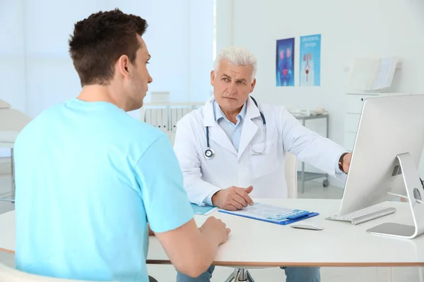 Homme Ayant Des Problèmes Santé Urologue Visiteur Hôpital — Photo