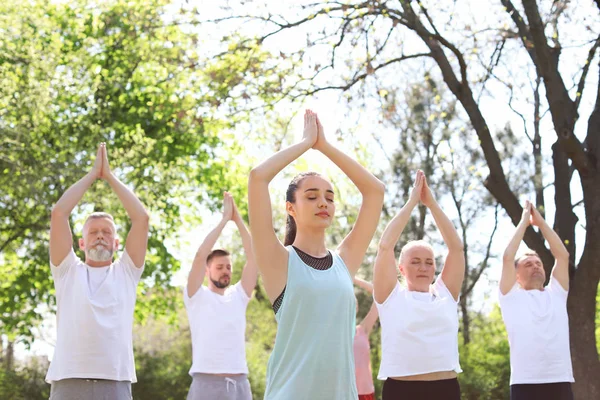 Pratik yoga Park güneşli günde gurup