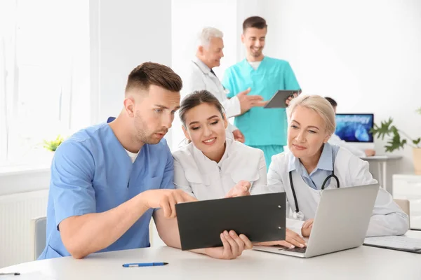 Gruppe Von Ärzten Die Sich Der Klinik Treffen Kardiologie Konferenz — Stockfoto